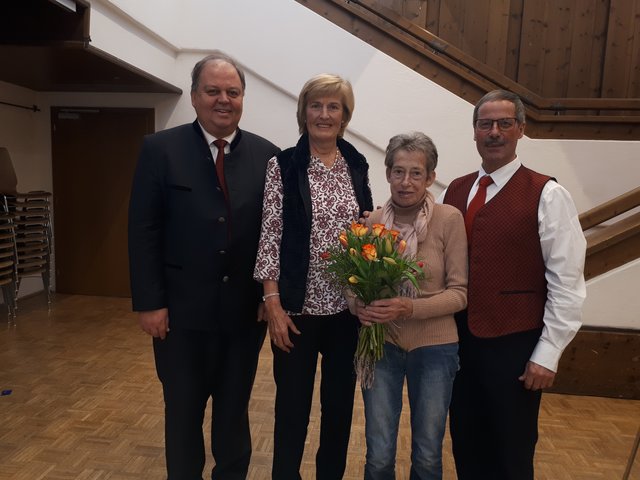 Subkassierin Traudi Weihrer bekam ein besonderes Dankeschön für ihr jahrelanges Engagement.