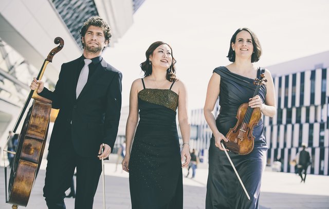 Das Trio Alba besteht aus der deutschen Geigerin Livia Sellin (re.), der chinesisch-österreichischen Pianistin Chengcheng Zhao und dem italienisch-österreichischen Cellisten Philipp Comploi. | Foto: Marija Kanizaj