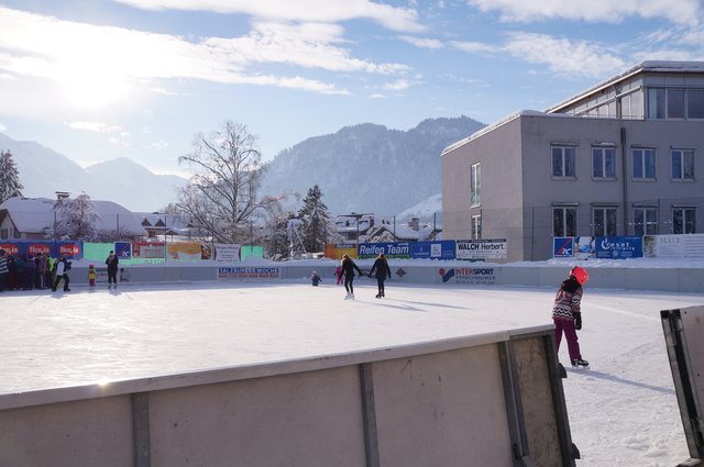 Der Eislaufplatz in St. Johann wird von der örtlichen Wasserrettung betreut. | Foto: ama
