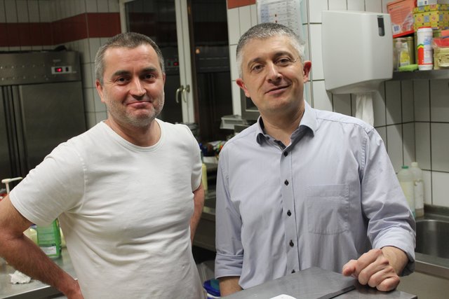 Gasthaus und Hotelinhaber Erwin Graf (rechts) und sein Koch Martin im Gespräch. | Foto: Arbes 