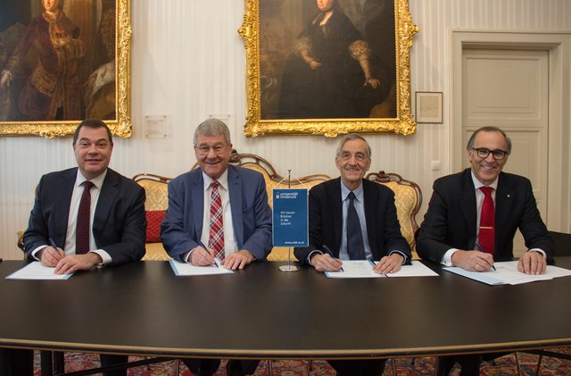 Hans Unterdorfer (Vorstandsvorsitzender Tiroler Sparkasse), Bruno Wallnöfer (Aufsichtsratsvorsitzender der Privatstiftung und Vereinsvorsteher), Tilmann Märk (Rektor der Universität Innsbruck), Walter Hörtnagl (Obmann des Sparkassen-LandesverbandsTirol und Vorarlberg). | Foto: Universität Innsbruck