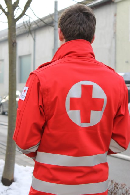 Der verletzte Mann wurde vom Roten Kreuz erstversorgt.  | Foto: Symbolfoto: Bezirksblätter