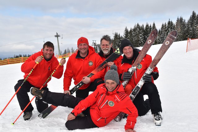 Die Skilehrer mit Herz &amp; Humor: Gerhard Sallinger, Bruno Bader, Peter Habernig, Rudi Gratzer (hinten v. li.) und Willi Kohlweg (vorne)  | Foto: Friessnegg