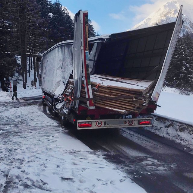Bei der LKW-Kollision auf der B180 entstand erheblicher Sachschaden an den Fahrzeugen.