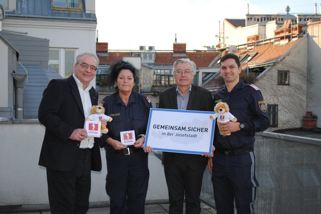 Wirtschaftstreibender Primisser, Grätzelpolizistin Prosenbauer, Sicherheitsbeauftragter Fiala und Polizist Zipfl (v.l.) unterstützen die Aktion. | Foto: Brunnbauer