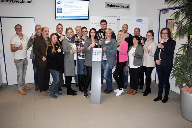 Positive Bilanz: Die Organisatoren der Lehrstellenbörse in der AMS-Geschäftsstelle Hartberg, an der Spitze Margarete Hartinger, mit den Vertretern der teilnehmenden Firmen. | Foto: Alfred Mayer