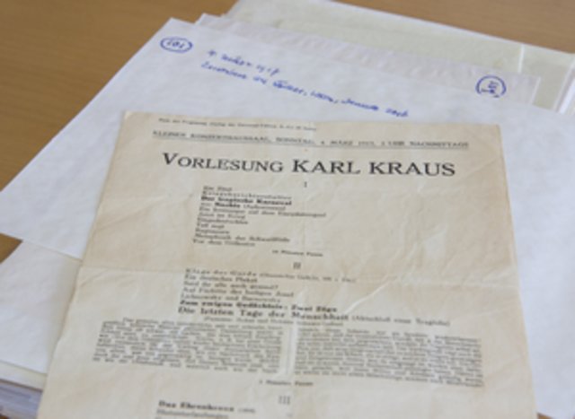 Eine von zahlreichen Vorlesungsankündigungen aus der Sammlung Pfäfflin. Im Hintergrund das von Pfäfflin beschriftete Aufbewahrungskuvert.
 | Foto: Universität Innsbruck