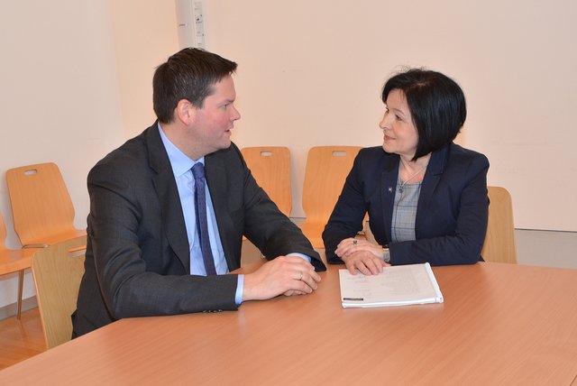 Margit Göll und EU-Abgeordneter Lukas Mandl bei der Präsentation der EU-geförderten Projekte im Bezirk Gmünd.