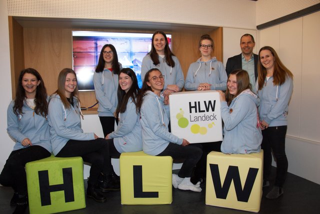 Ski-WM in Schweden: Theresa Wolf, Carolin Hagspiel, Rosa Greuter, Ines Handle, Katharina Röck, Laura Netzer, Celin Köll und Elisa Ehart mit Direktor Reinhold Greuter und Stefanie Bauhof (v.l.).