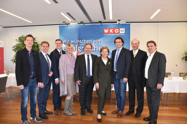 Hans Schultheis (AMS), Anton Trauner (Finanzamt), LA Christoph Kaufmann, Alexandra Höfer (WKNÖ), Vize Harald Schinnerl, WKNÖ-Präsidentin Sonja Zwazl, WK-Obmann Christian Bauer, Bezirkshauptmann Andreas Riemer und Spartenobmann Wolfgang Ecker.  | Foto: Zeiler