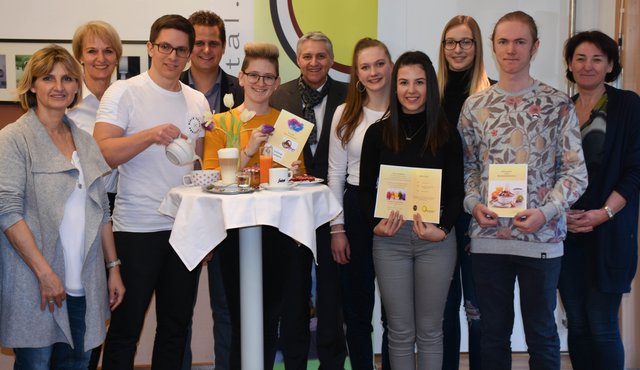Beim gemütlichen Business-Frühstück lernten sich HLW-Schüler und Praktikumsgeber kennen | Foto: HLW Spittal