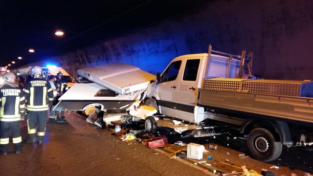Zahlreiche Unfälle ereigneten sich 2018 auf unseren Straßen, darunter auch dieser sehr spektakuläre im Lermooser Tunnel. | Foto: Zoom Tirol