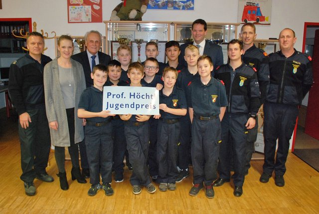 Oberverwalter Manfred Jiras, Stadträtin Kristina Mandl, Prof. Josef Höchtl, Europa-Abgeordneter Lukas Mandl, Löschmeister Wolfgang Unterberger, Hauptbrandinspektor Gerald Schmid, Hauptfeuerwehrmann Thomas Stangl mit Mitgliedern der Feuerwehrjugend Seyring.
