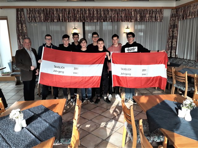 Die acht Wehrpflichtigen Papp Tobias, Klauser Daniel, Haider Alexander, Loos Michael, Tschida Moritz, Weinhandl Daniel, Ecker Daniel und Weidinger Julian mit dem Illmitzer Ortschef