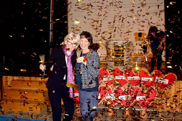 Prost mit Prosecco: Monika Strobl (re.) stößt stellvertretend für alle Lehrerinnen und Lehrer mit der scheidenden Direktorin Gabriele Großebner an.