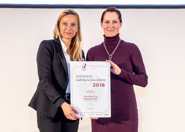 Bundesministerin Dr. Juliane Bogner-Strauß überreicht Mag. (FH) Sara Neubaer das Zertifikat hochschuleundfamilie.