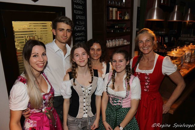 Optisch reizvoll - wenn es um Austropop geht, kann man outfitmäßig gleich nachlegen. So kleidete sich die Belegschaft in Dirndl und Lederhose.