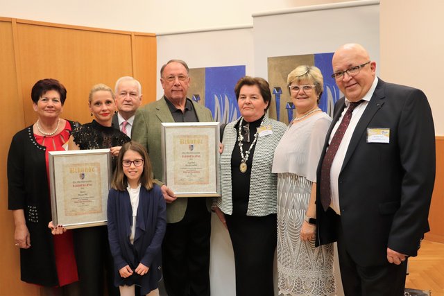 Ursula Rauch, Peter Tabor und Christian Konrad (nicht im Bild) ehrten die seit hundert Jahren ortsansässigen Familienbetriebe Pendl und Meyer. | Foto: Edith Ertl