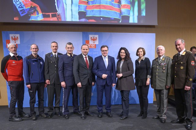Beim Sicherheitsempfang v. li. Hermann Spiegl (Landesleiter Bergrettung Tirol), Markus Kostner (Landesleiter Wasserrettung Tirol), Robert Moser (Präsident Rotes Kreuz Tirol), Helmut Tomac (Landespolizeidirektor Tirol), LHStv Josef Geisler, LH Günther Platter, LHStvin Ingrid Felipe, LRin Gabriele Fischer, Herbert Bauer (Militärkommandant Tirol) und Peter Hölzl (Landesfeuerwehrkommandant Tirol).