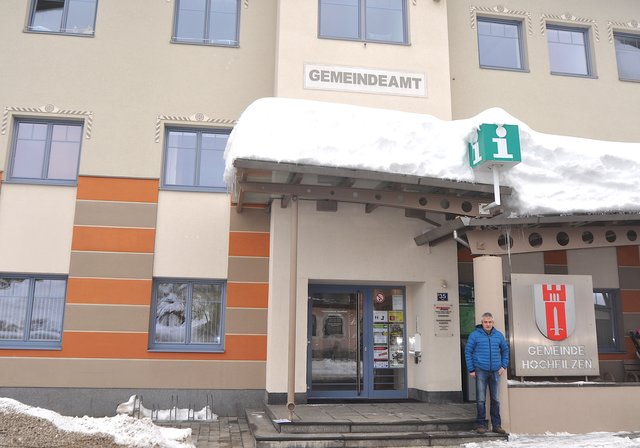 Bgm. Konrad Walk vor dem Gemeindeamt Hochfilzen, das jüngst um- und ausgebaut wurde.