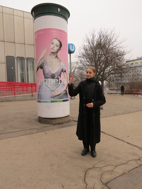 Doppelte Natascha Mair, in ihrer Rolle als Coppélia am Plakat und in der gleichen Tanzpose davor.