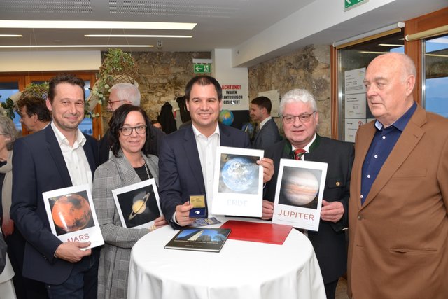 Präsentation. Dietmar Kles, Ute Kles-Galati, LH-Stv. Michael Schickhofer, Bgm. Hannes Dolleschall und Sternenturm-Förderer Hans Peter Piwonka. Fotos: Pfister