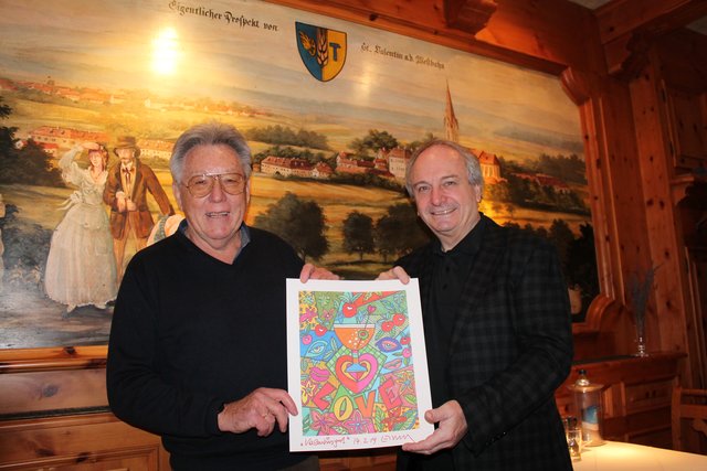 Künstler Ed Ehmayr (links) präsentiert gemeinsam mit Friedrich Kerschbaumer (rechts) sein limitiertes Werk.  | Foto: BRS