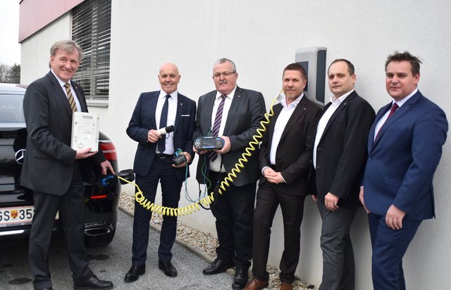 Berufsschule Oberwart tankt Energie: Dir. Alois Ecker (Energie Burgenland), Bgm. Georg Rosner, Innungsmeister Herbert Ohr, BS-Dir. Norbert Seldte, Stadtrat Mario Raba und LSI Thomas Schober