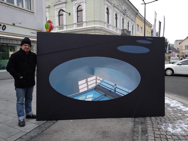 Markus Waltenberger mit dem Bild am Hauptplatz in Perg, das nun ein Blickfang in der Neuen Mittelschule 1 ist. | Foto: Alexander Berti Reindl
