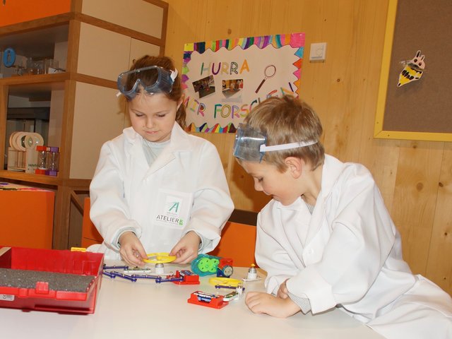 Wissbegierig experimentieren die jungen Forscher in der neuen Spürnasenecke
