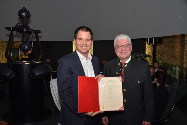 Ehrenbürgerschaft verliehen. Bürgermeister Hannes Dolleschall überreichte LH-Stv. Michael Schickhofer das Dekret.