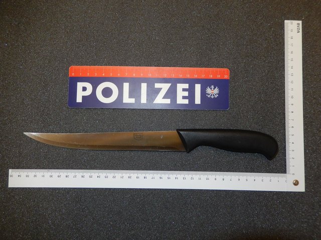 Beim Überfall: Mit diesem Messer hat der Mann die Kassierien wortlos bedroht. | Foto: BPK Tulln