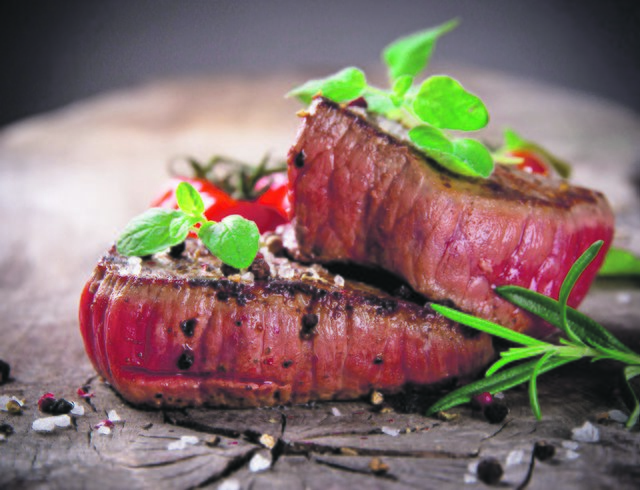 Das gastronomische Angebot im Bezirk Vöcklabruck kann sich sehen und vor allem schmecken lassen. | Foto: Kesu01/Panthermedia