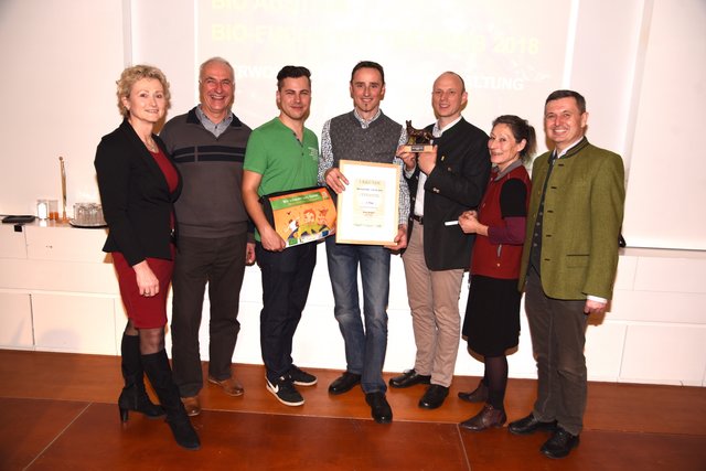 Bei der Preisverleihung: Gertraud Grabmann (BIO AUSTRIA-Obfrau), Herbert Kain (BIO AUSTRIA Bundesvorstandsmitglied und langjähriger Obmann von Bio Ernte Steiermark), Johannes Ruhri, Christian Reinisch, Alois Kiegerl (alle vom Projekt „stressfrei.st – Initiative zur stressfreien Schlachtung“), Barbara Soritz (Bio Ernte Steiermark Vorstandsmitglied), Josef Renner (GF Bio Ernte Steiermark). | Foto: Bio Austria