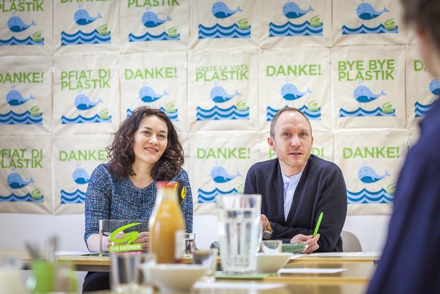 Landesrätin Ingrid Felipe und Landtagsabgeordneter Georg Kaltschmid stellen den 4-Punkte Plan der Kampagne "Pfiat di Plastik" vor.  | Foto: Müller