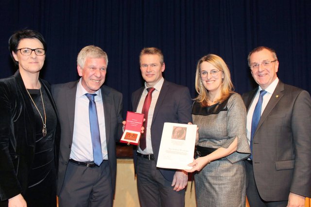 Bild: Reinhold Kefer (v.l.n.r.): Nationalratsabgeordnete Bürgermeisterin Renate Gruber, Bürgermeister a.D. Wolfgang Fahrnberger, Bürgermeister Harald Gnadenberger, Landesrätin Ulrike Königsberger-Ludwig und GVV NÖ Präsident Bürgermeister Rupert Dworak.