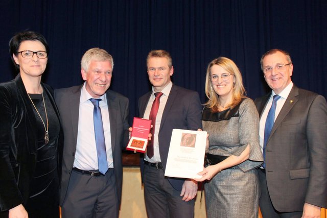 Bild: Reinhold Kefer (v.l.n.r.): Nationalratsabgeordnete Bürgermeisterin Renate Gruber, Bürgermeister a.D. Wolfgang Fahrnberger, Bürgermeister Harald Gnadenberger, Landesrätin Ulrike Königsberger-Ludwig und GVV NÖ Präsident Bürgermeister Rupert Dworak. 