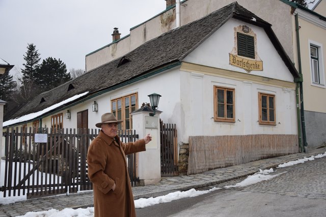 Wolfgang Burkart von der Kulturinitiative Salmannsdorf/Neustift will, dass die Dorfschenke geschützt wird. | Foto: Kiesenhofer