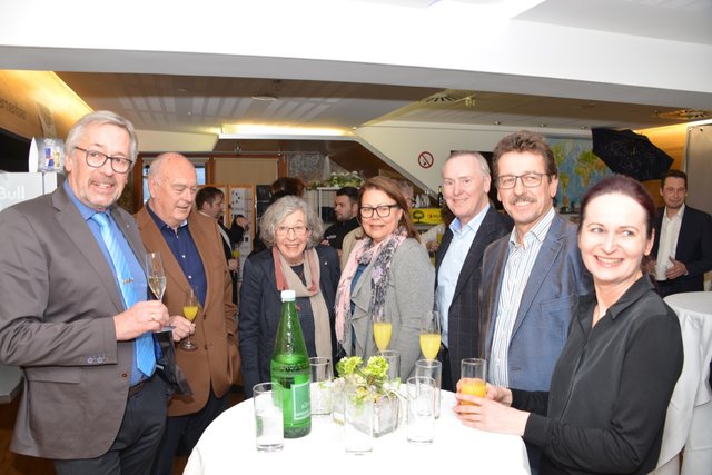 Honorige Runde. Heinz Perner, H. P. Piwonka, Ex-Bgm. Grete Gruber, Irmgard Underrain, Hans-Peter Wimmer, Peter Plöbst, Bibiane Puhl.