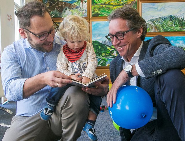 Johannes Wendlinger mit seinem Sohn und Vorstandssprecher Leonhard Schitter beim Baby-Brunch.