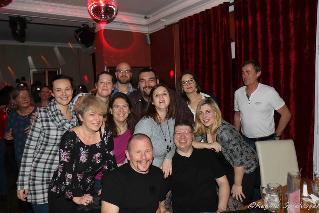 Wo feiert man besser Geburtstag als im Corso. Familie und Freunde feierten ausgelassen im 80er Discofeeling.