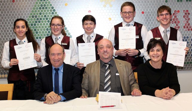 Fünf Dipl. Käsekenner/innen erhielten das Zertifikat mit „gutem Erfolg bestanden“, vorne im Bild Dir. Mag. Franz Hopfgartner, Ausbildner Dipl.-Päd. Martin Eibenberger BEd und Fachvorständin Monika Hermann 