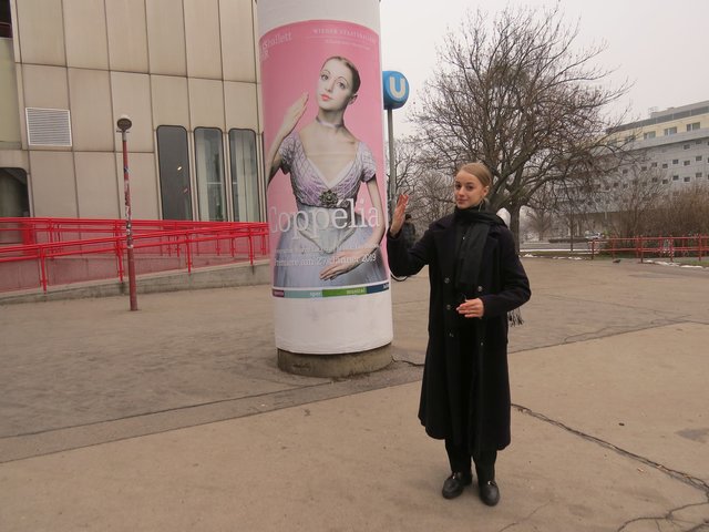 Doppelte Natascha Mair, in ihrer Rolle als Coppélia am Plakat und in der gleichen Tanzpose davor.