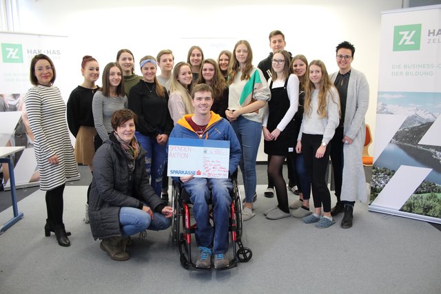 Fabian Millinger mit dem EUR 6.400,-- Scheck und den Schülerinnen und Schüler der 3C HAK Zell am See mit den beiden Professorinnen Susanna Auer und Michaela Semler.