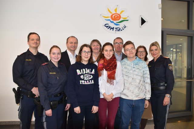 Landespolizeidirektor Konrad Kogler (3.v.l), Bezirkspolizeikommandantin Sonja Fiegl (1.v.re.) mit Bez.Insp. Christoph Hradil (1.v.l), Insp. Birgit Kronister (2.v.l) und Direktorin Irene Schlager (5.v.l).  | Foto: Zeiler