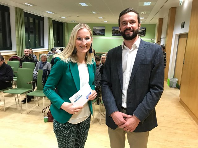OA Lukas Weiss mit Moderatorin Angelika Pehab.