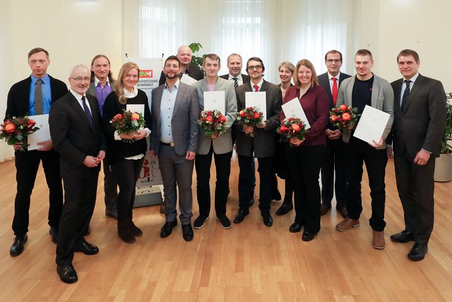 Bezirksvorsteher Rumelhart (5.v.l.) und Magistratsdirektor Hechtner (2.v.l.) bedankten sich bei den Mitarbeitern. | Foto: Christian Fürthner