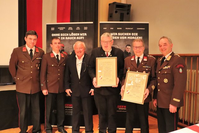 Günter Farkas und Gerhard Gangl erhielten Ehrenauszeichnungen, Alois Zmugg, Peter Roschitz, Anton Scherbinek und Alois Kirchberger (v.l.n.r.) gratulierten. | Foto: Edith Ertl