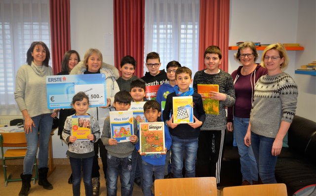 Mit 500 Euro unterstützen die Mitglieder des Pfarr-Familienstammtisches das Jennersdorfer Lerncafé. | Foto: Pfarre Jennersdorf