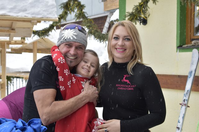 Thomas und Sandra Lindtner mit Tochter Xenia vor dem Zinkenstüberl. | Foto: KL
